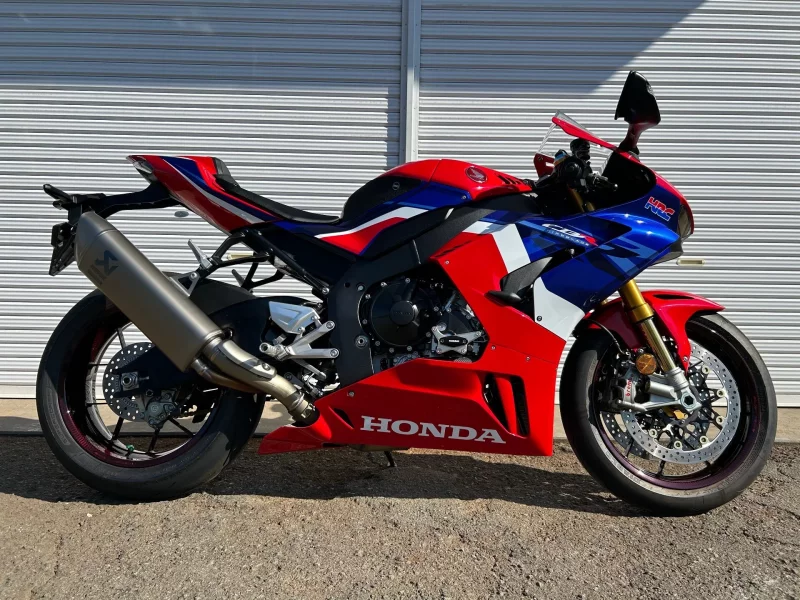 Honda CBR1000RR-R FB SP лот № 00118 оценка 4  с аукциона в Японии