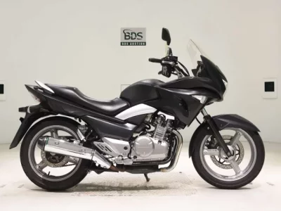 Suzuki GSR250S