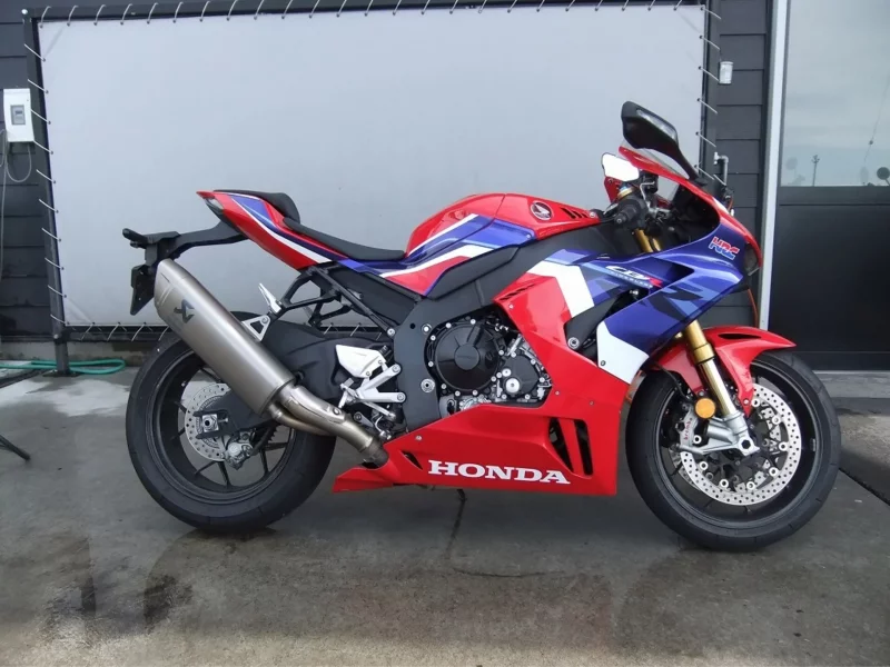 Honda CBR1000RR-R FB SP лот № 02114 оценка 4  с аукциона в Японии