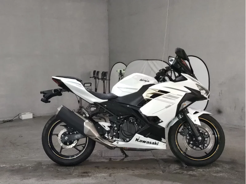 Kawasaki NINJA400 лот № 8325 оценка 4.5  с аукциона в Японии