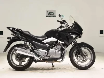 Suzuki GSR250S