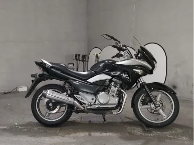 Suzuki GSR250S
