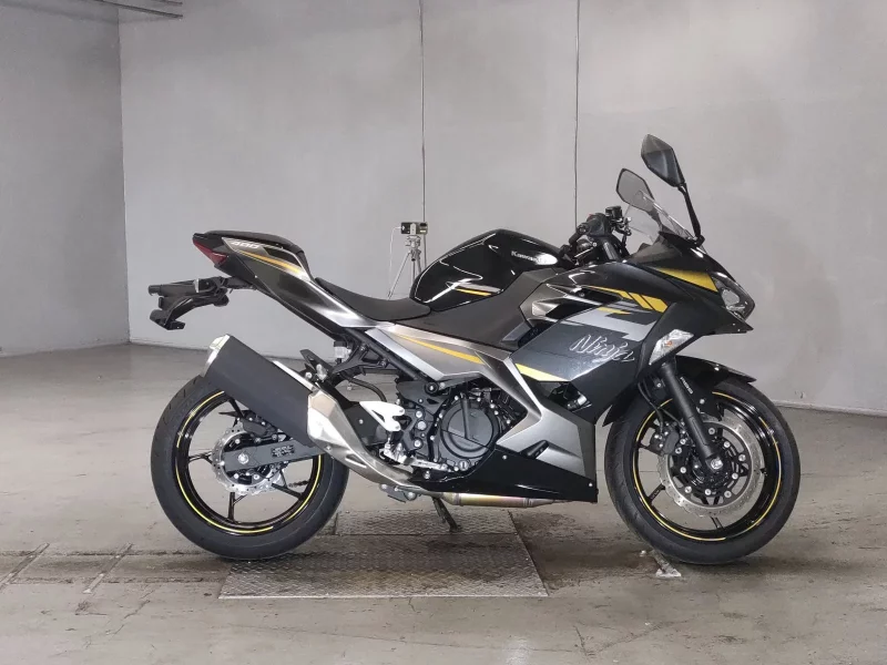 Kawasaki NINJA400 лот № 5163 оценка 4.5  с аукциона в Японии