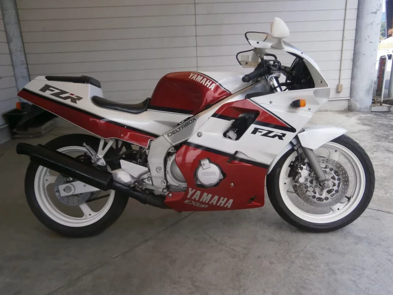 Yamaha FZR250R-1 лот № 04181 оценка 4  с аукциона в Японии