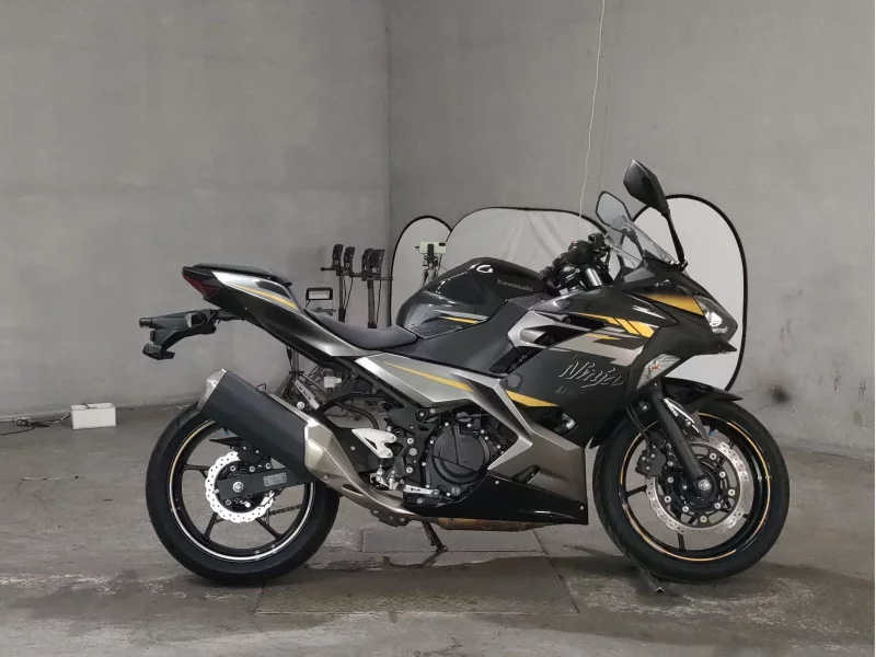 Kawasaki NINJA400 лот № 7614 оценка 4  с аукциона в Японии