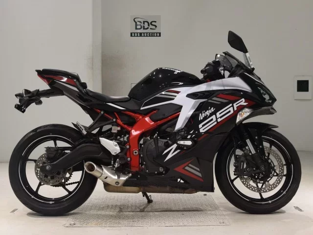Kawasaki ZX-25R лот № 0261 оценка 5  с аукциона в Японии
