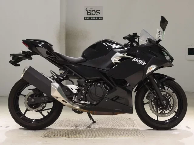 Kawasaki NINJA400-2 лот № 8017 оценка 5  с аукциона в Японии