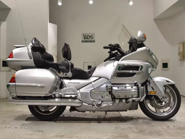 Honda GL1800 лот № 2540 оценка 5  с аукциона в Японии