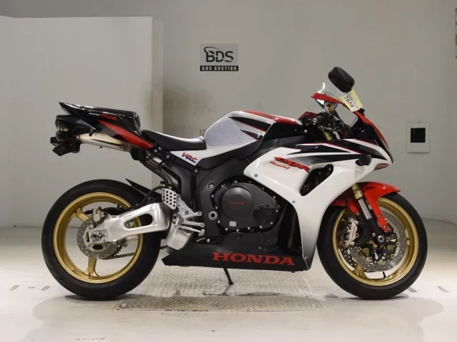Honda CBR1000RR лот № 7608 оценка 5  с аукциона в Японии
