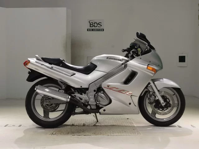 Kawasaki ZZR250 лот № 0467 оценка 4  с аукциона в Японии