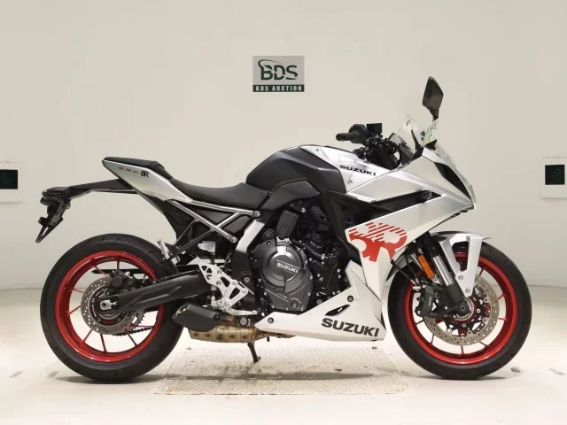 Suzuki GSX-8R лот № 2810 оценка 8  с аукциона в Японии