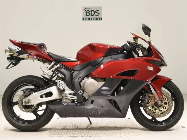 Honda CBR1000RR лот № 7885 оценка 4  с аукциона в Японии