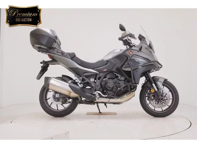 Honda NT1100 лот № 0012 оценка 6  с аукциона в Японии