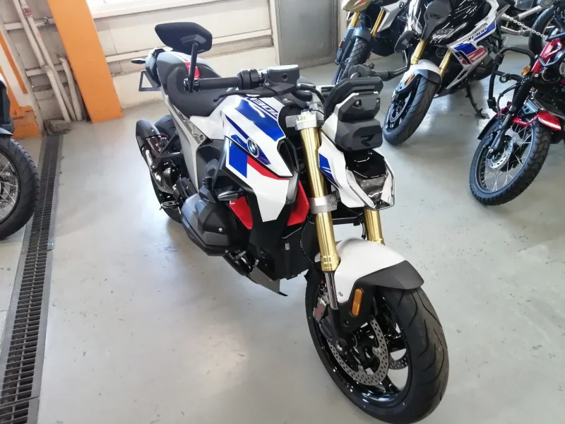 BMW  R1300R лот № 04417 оценка 8  с аукциона в Японии