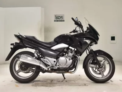 Suzuki GSR250S