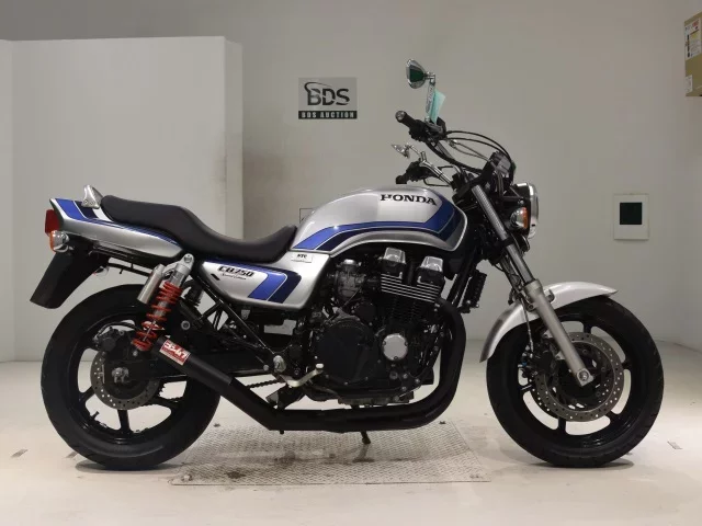 Honda CB750 лот № 0334 оценка 4  с аукциона в Японии