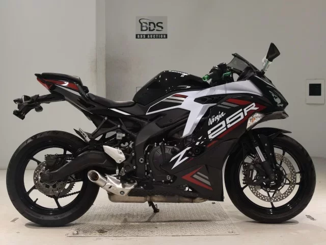 Kawasaki ZX-25R лот № 0108 оценка 5  с аукциона в Японии