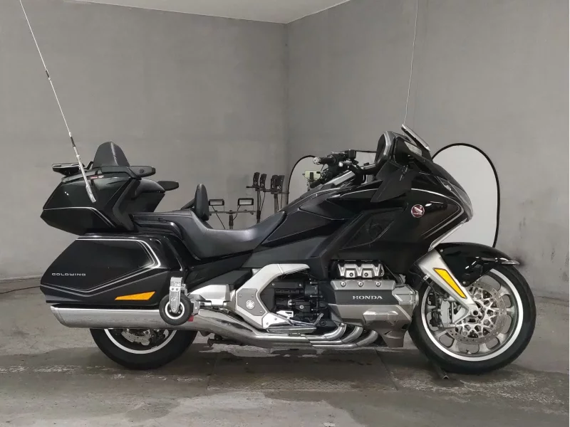Honda GL1800 TOUR DCT лот № 7533 оценка 4  с аукциона в Японии
