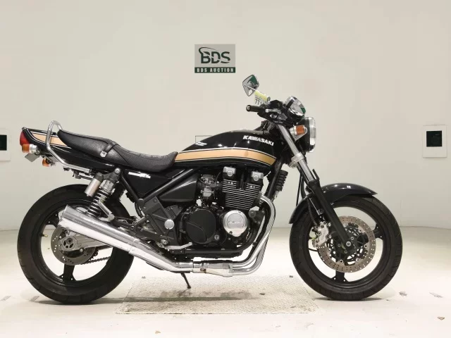 Kawasaki ZEPHYR400K лот № 7711 оценка 4  с аукциона в Японии