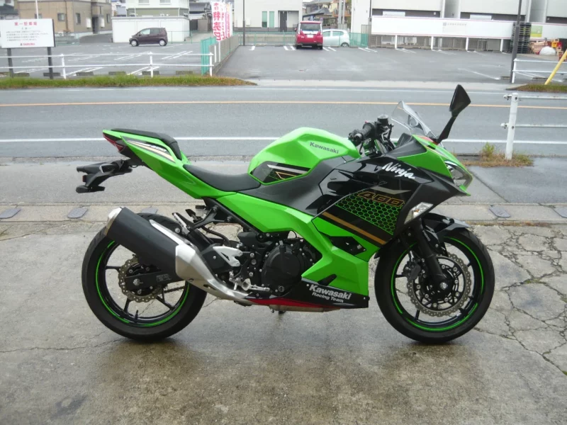 Kawasaki Ninja 400 KRT ED лот № 02064 оценка 4  с аукциона в Японии