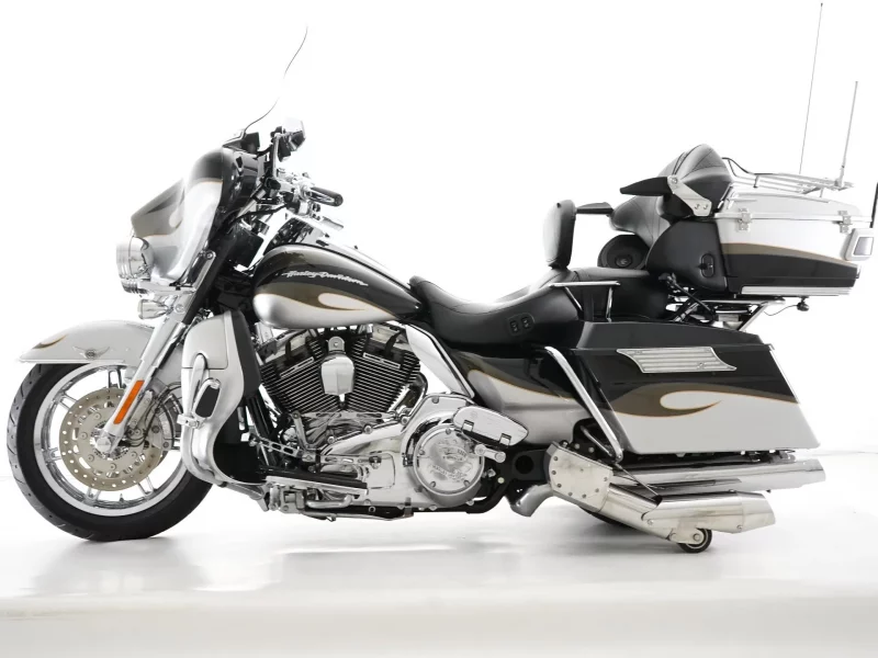 Harley-Davidson HARLEY FLHTCUSE1800CVO
