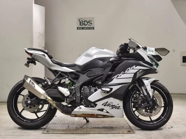 Kawasaki ZX-4R SE лот № 2609 оценка 5  с аукциона в Японии