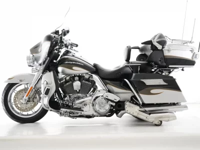 Harley-Davidson HARLEY FLHTCUSE1800CVO