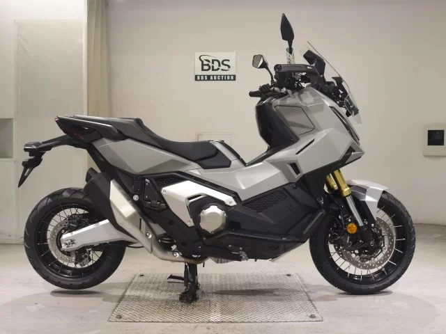 Honda X-ADV750-2 лот № 7565 оценка 8  с аукциона в Японии