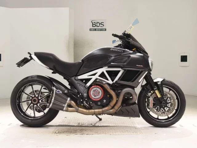 Ducati  DIAVEL CARBON лот № 7934 оценка 4  с аукциона в Японии