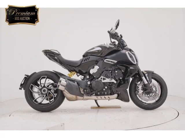Ducati  DIAVEL V4 лот № 2594 оценка 6  с аукциона в Японии