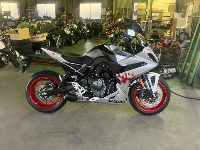 Suzuki GSX-8R лот № 04093 оценка 5  с аукциона в Японии