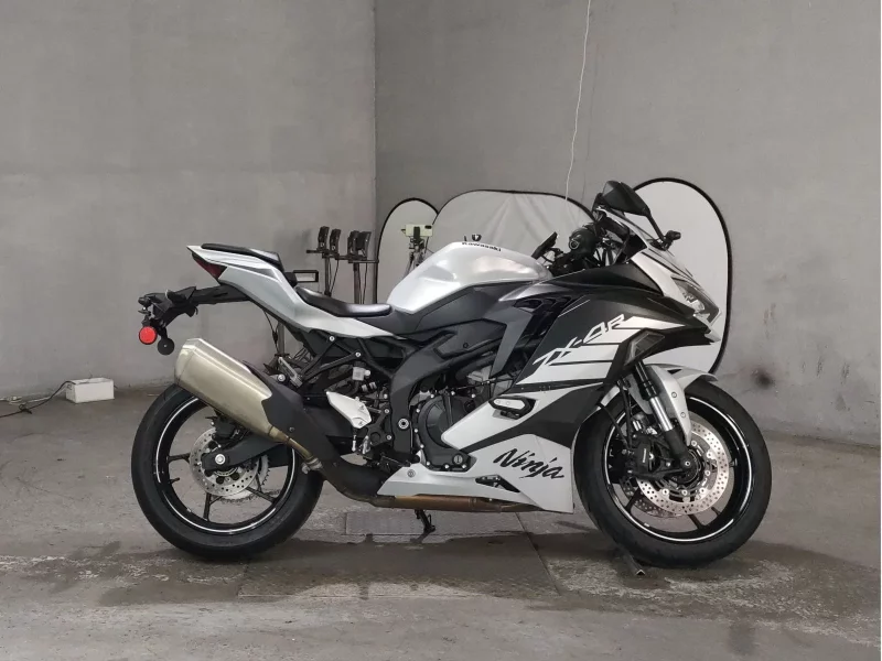 Kawasaki NINJA ZX-4R SE лот № 8316 оценка 4.5  с аукциона в Японии