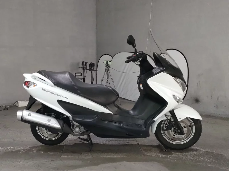 Suzuki BURGMAN200 лот № 7583 оценка 4  с аукциона в Японии