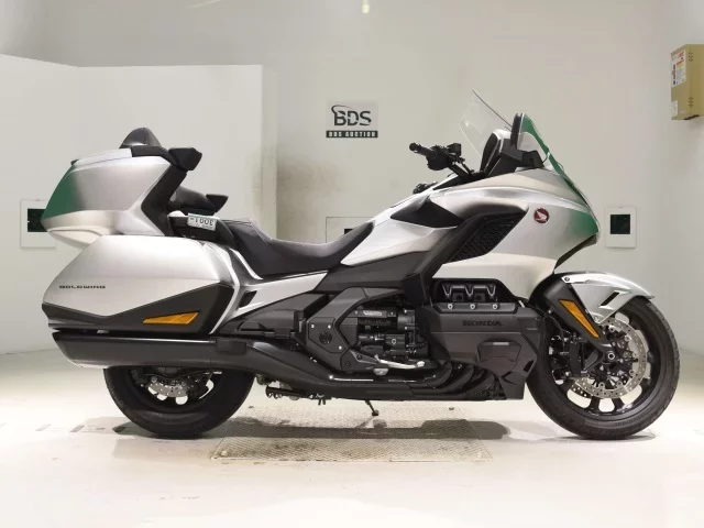 Honda GL1800 TOUR D лот № 3001 оценка 8  с аукциона в Японии