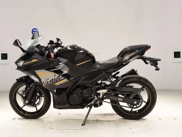 Kawasaki NINJA400-2