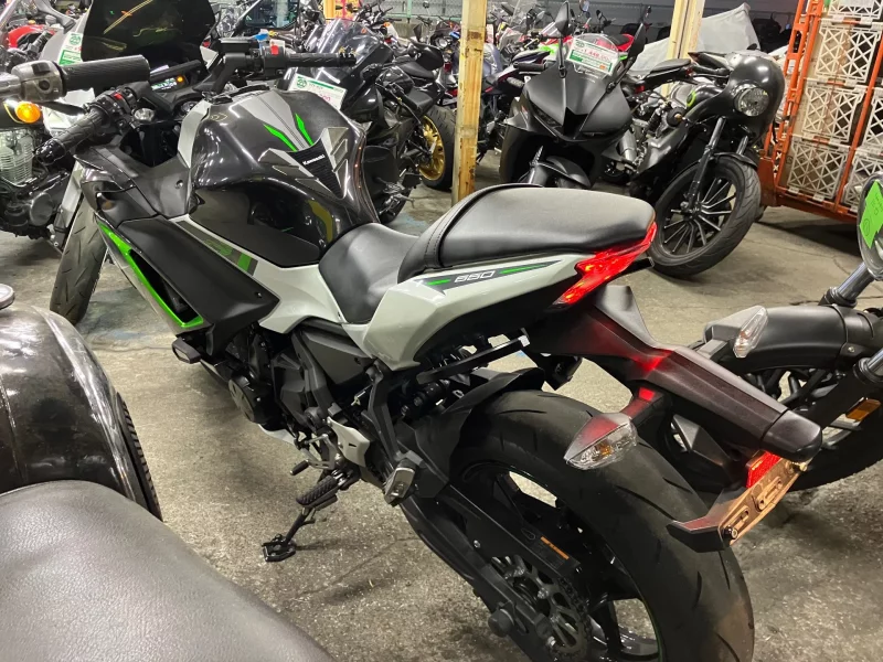 Kawasaki Ninja 650 ABS лот № 02426 оценка 4  с аукциона в Японии