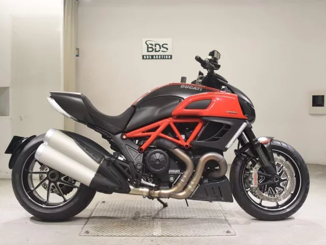 Ducati  DIAVEL CARBON лот № 5118 оценка 5  с аукциона в Японии