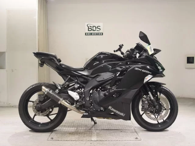 Kawasaki ZX-25R лот № 7600 оценка 5  с аукциона в Японии