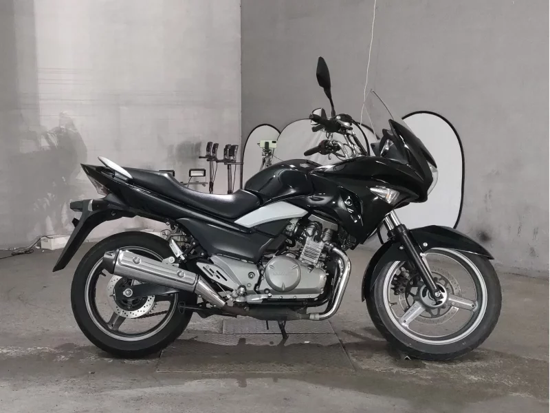 Suzuki GSR250S