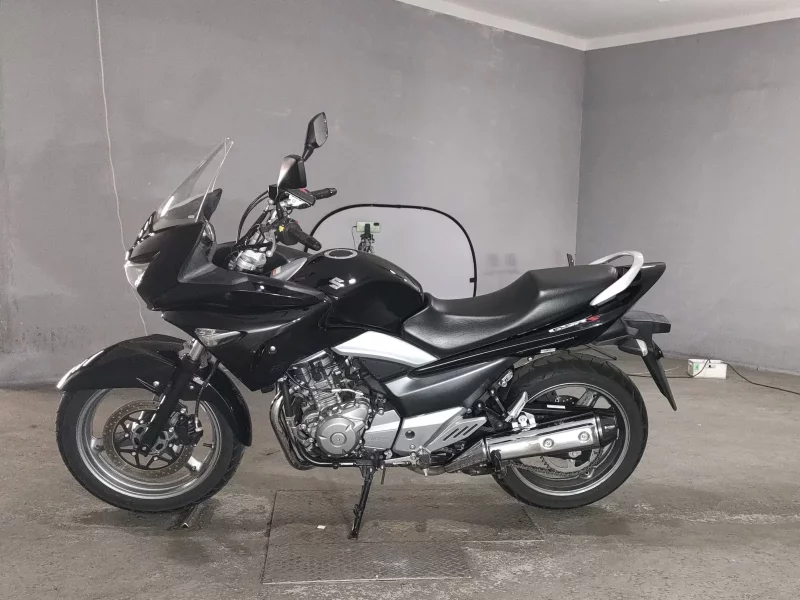 Suzuki GSR250S