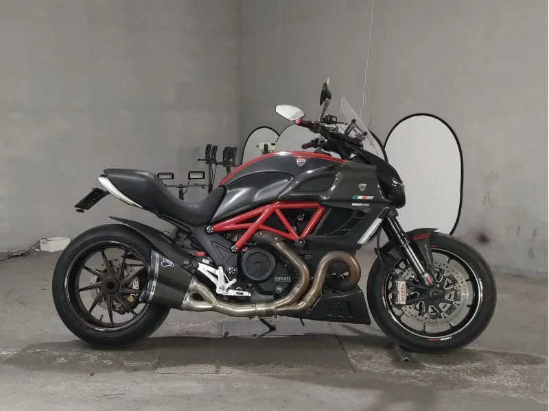 Ducati  DIAVEL CARBON лот № 7587 оценка 4  с аукциона в Японии