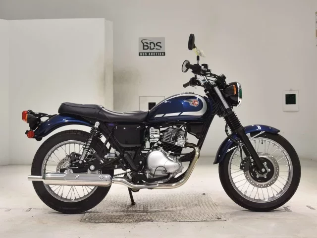 Kawasaki W230 лот № 2766 оценка 8  с аукциона в Японии