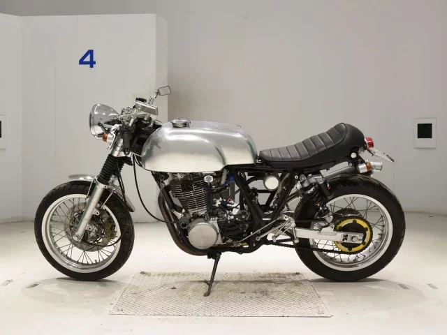 Yamaha SR400-3