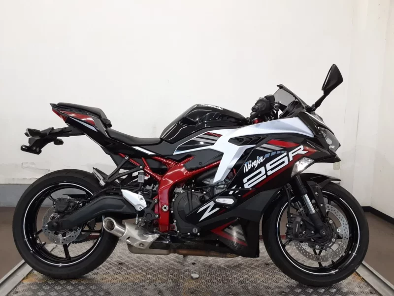 Kawasaki NINJA ZX-25R SE лот № 04204 оценка 4  с аукциона в Японии