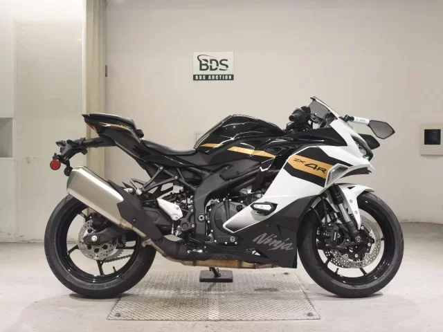 Kawasaki ZX-4R SE лот № 5066 оценка 8  с аукциона в Японии