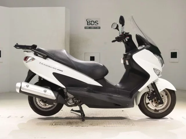 Suzuki BURGMAN200 лот № 2723 оценка 4  с аукциона в Японии