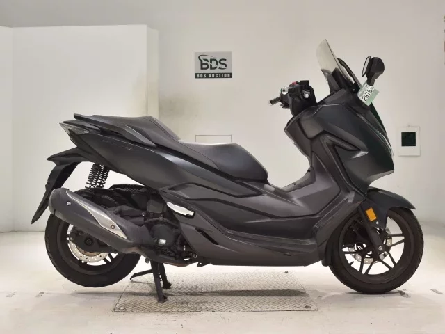 Honda FORZA -4 лот № 2976 оценка 4  с аукциона в Японии