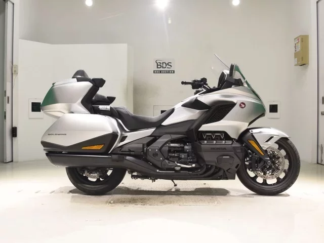 Honda GL1800 TOUR D лот № 0433 оценка 8  с аукциона в Японии