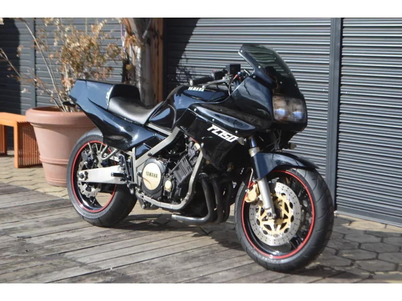 Yamaha FZ750