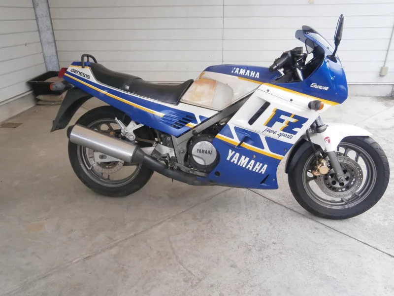 Yamaha FZ750